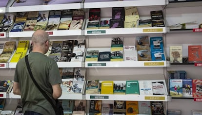 Últim dia de la Setmana del Llibre de l'any passat, a l'avinguda de la Catedral de Barcelona.