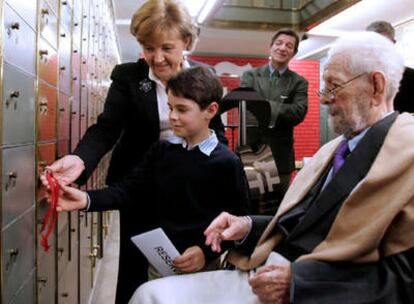 El cineasta Luis García Berlanga, junto a su nieto y a la directora del Instituto Cervantes, Carmen Caffarel, durante el acto de entrega de su legado a la Caja de las Letras de la institución