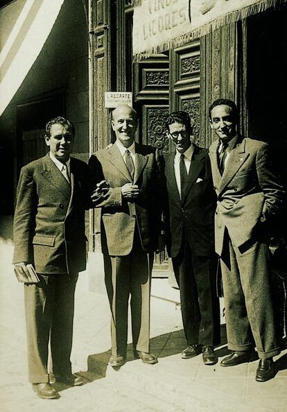 Fotografía tomada durante la visita de Manuel Altolaguirre a Madrid en junio de 1950. De izquierda a derecha, Manuel Altolaguirre, Vicente Aleixandre, José Luis Cano y Carlos Bousoño.