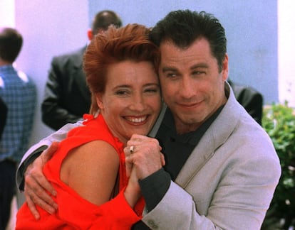 John Travolta e Emma Thompson posam para os fotógrafos no Palácio dos Festivais de Cannes antes da estreia do filme ‘Cores Primárias’, em 1998.