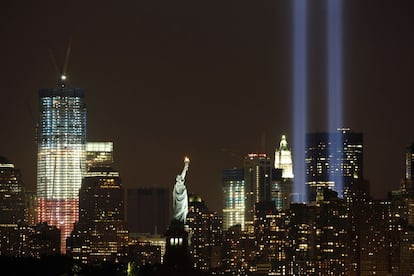 Vista de las dos luces que recuerdan a las torres gemelas junto al One World Trade Center durante los eventos para conmemorar el décimo aniversario de los ataques del 9/11 en Nueva York.