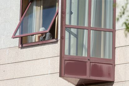 Una persona se asoma por la ventana de la residencia de mayores DomusVi de Outeiro de Rei en Lugo, después de que la Xunta interviniese el geriátrico en septiembre.