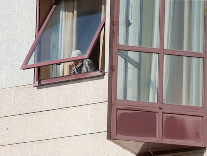 Una persona se asoma por la ventana de la residencia de mayores DomusVi de Outeiro de Rei en Lugo, después de que la Xunta interviniese el geriátrico en septiembre.