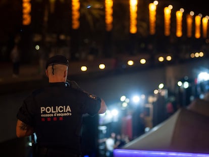 Los Mossos patrullando en el Port Olímpic de Barcelona, en una imagen de archivo.