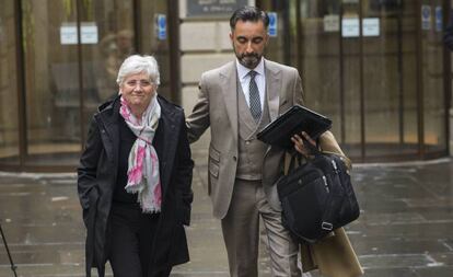Clara Ponsatí a la sortida d'un tribunal a Edimburg.