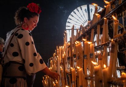 Una peregrina coloca una vela en la capilla de la aldea almonteña de El Rocío (Huelva), este sábado.