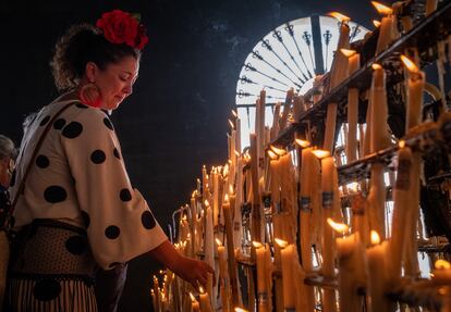  Una peregrina coloca una vela en la capilla de la aldea almonteña de El Rocío (Huelva), este sábado.