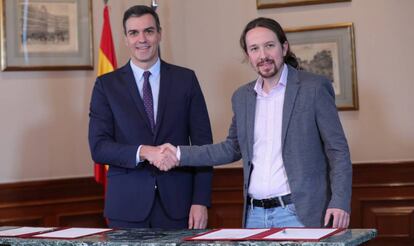 Pedro Sánchez y Pablo Iglesias, tras firmar el principio de acuerdo para compartir un gobierno de coalición.