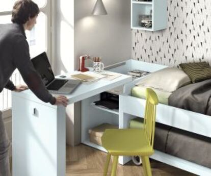 Dormitorio con mesa de trabajo escamoteable (de 275 a 300 euros), de Kazzano.