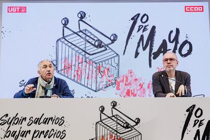 Los secretarios generales de UGT y CC00, Pepe Álvarez (i), y Unai Sordo (d), ofrecen una rueda de prensa en la sede de Comisiones Obreras (CC OO), este jueves en Madrid.