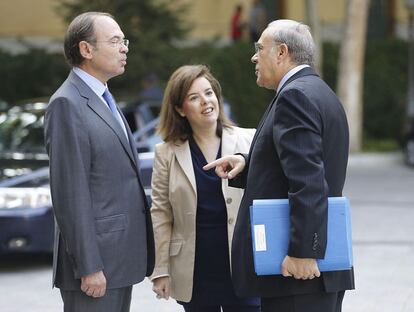 La vicepresidenta del Gobierno, Soraya S&aacute;enz de Santamar&iacute;a ha manifestado que &quot;no hubo negociaci&oacute;n con B&aacute;rcenas y la prueba es que est&aacute; en la c&aacute;rcel&quot;. En la foto, S&aacute;enz de Santamar&iacute;a con P&iacute;o Garc&iacute;a Escuduero (i) y &Aacute;ngel Gurr&iacute;a, secretario de la OCDE, en el Senado. 