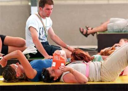 Varios de los jóvenes participantes en el Festival de la Juventud, en el Fórum de Barcelona.