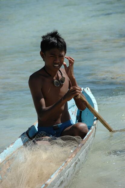 Timor Occidental, Indonesia 2008. No conviene dejarse engañar por las apariencias. Arenas blancas, aguas cristalinas, benignas temperaturas… No es infrecuente en algunos países en desarrollo que coexistan a poca distancia, pero convenientemente aislados, los resorts turísticos con el drama de la pobreza. La imagen de este niño pescador la tomé durante un viaje de trabajo al terreno en Timor Occidental, Indonesia.