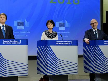 El vicepresidente de la Comisi&oacute;n Europea, Valdis Dombrovskis (i), la comisaria de Empleo, Marianne Thyssen (c), y el de Asuntos Econ&oacute;micos, Pierre Moscovici (d).