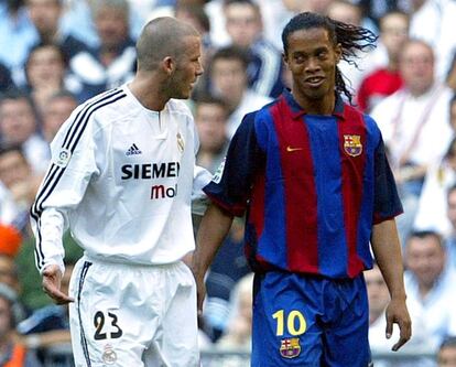 Ronaldinho (d), jugador del Barça, junto al madridista David Beckham (i) , en un momento del encuentro. (25-04-2004)