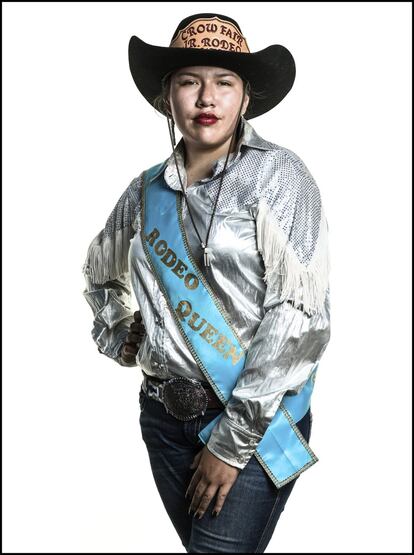 <b>ISABELLA LEAH YELLOWTAIL</b><b>Reina Juvenil del Rodeo. Wyo Rodeo, Sheridan, Wyoming</b>Mientras haya blancos, nativos y negros, siempre habrá racismo en alguna parte. En algún lugar del corazón de la gente. No les vamos a gustar. Pero no me importa. No les agrado como Reina Juvenil del Rodeo a todos, pero a la mayoría de la gente, sí. Y por eso estoy aquí.