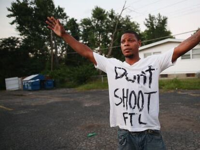 Um jovem protesta nas ruas de Ferguson.