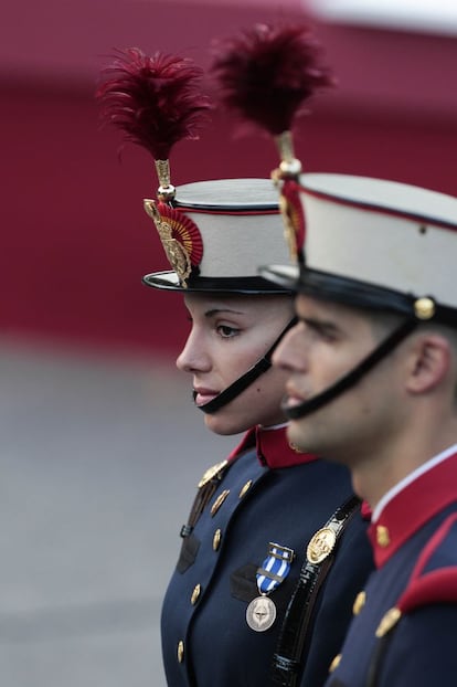 Retrato de dos soldados de la Guardia Real durante el desfile.