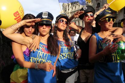 Varias lesbianas en el Orgullo del 2011 con el lema "Salud e igualdad por derecho".