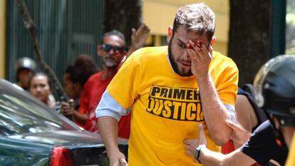 Una imagen de archivo del diputado opositor venezolano Juan Requesens agredido en una protesta, en Caracas.