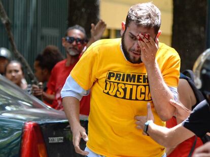 Una imagen de archivo del diputado opositor venezolano Juan Requesens agredido en una protesta, en Caracas.