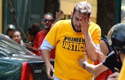 Una imagen de archivo del diputado opositor venezolano Juan Requesens agredido en una protesta, en Caracas.