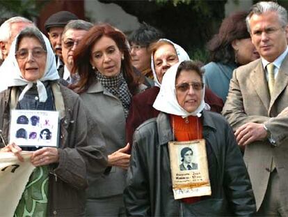 La senadora Fernández (segunda por la izquierda) y Garzón, junto a Madres de Plaza de Mayo en Buenos Aires.