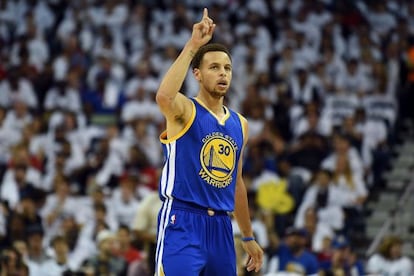 Stephen Curry, celebra una canasta.