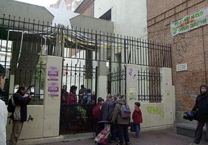 Entrada de alumnos al colegio público García Quintana, de Valladolid, en enero de 2002.