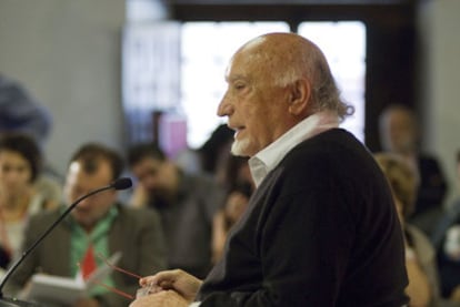 Manuel Vicent durante su intervención en el ciclo <i>Lecciones y maestros,</i> en Santillana del Mar.