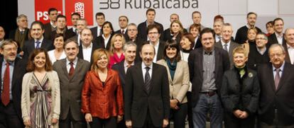 Rubalcaba posa con los cargos destacados del PSOE que apoyan su candidatura con los que se reunió ayer en Madrid.