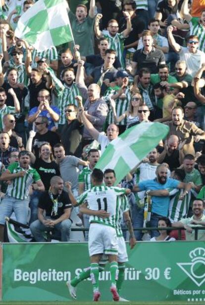 El Betis celebra un gol al Recre.