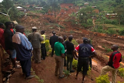 La gente se reúne en una zona afectada por un deslizamiento de tierra causado por las fuertes lluvias, en Bafoussam (Camerún). 