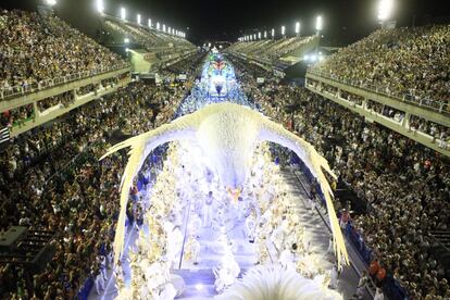 ... e também da gigantesca festa anual na Marquês de Sapucaí.