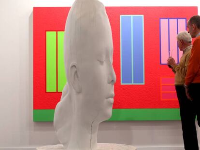 La escultura de Plensa y un cuadro de Peter Halley, de la galer&iacute;a Senda en ARCO.