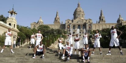 La selección de EE UU de baloncesto, ayer posando ante el Palau Nacional de Montjuïc.