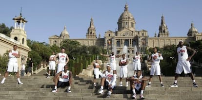 La selecci&oacute;n de EE UU de baloncesto, ayer posando ante el Palau Nacional de Montju&iuml;c.