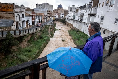 Los vecinos observan el barranco de Chiva durante las lluvias torrenciales en la Comunidad Valenciana, este martes.