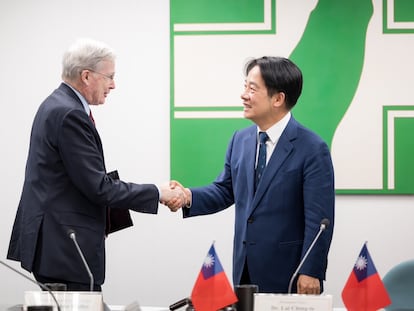 El presidente electo de Taiwán, Lai Ching-te, recibe al antiguo asesor de Seguridad Nacional de EE UU Stephen J. Hadley en las oficinas del PPD en Taipéi, el pasado lunes, en una imagen de la formación.