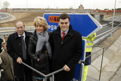 La presidenta regional, Esperanza Aguirre, inaugura la vía acompañada por los alcaldes de Leganés y Fuenlabrada.