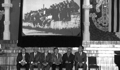 Jordi Pujol y Josep Benet, separados por Joan Revent&oacute;s, Heribert Barrera y Ant&oacute;n Ca&ntilde;ellas, durante el 40&ordm; aniversario de los &#039;Fets del Palau&#039;.