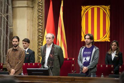 Els trets característics de la vestimenta de la Mesa d'edat de composició del nou Parlament: La camisa de quadres de Gerard Gómez del Moral (Junts pel Sí), el mocador de coll de Julià de Jòdar (CUP) i la samarreta amb el lema "Catalunya sí que Spock" del diputat Joan Giner.