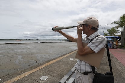 Una persona observa el mar con un telescopio este miércoles, en Buenaventura (Colombia).