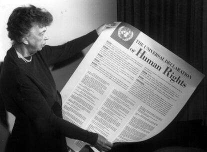 Eleanor Roosevelt muestra la Declaración Universal de Derechos Humanos aprobada el 10 de diciembre de 1948 por la Asamblea General de Naciones Unidas.