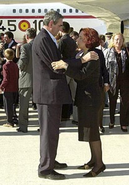 El padre de Bernal y la ministra Palacio, ayer, en Torrejón de Ardoz.