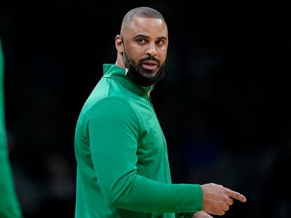 El entrenador de los Celtics, Ime Udoka, durante un partido contra los Charlotte Hornets, el pasado mes de febrero.