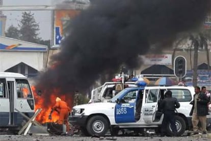 Imagen de la explosión de un coche bomba contra la sede del partido del primer ministro Alaui en Bagdad.