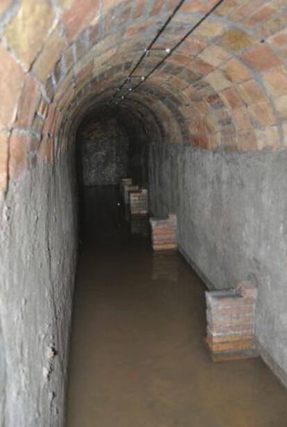 Interior del refugi trobat a la Sagrera, inundat parcialment d'aigua.