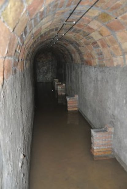 Interior del refugio hallado en La Sagrera, inundado parcialmente de agua.