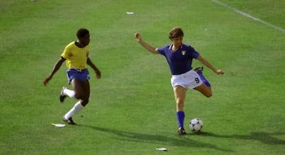 Antognoni centra ante Paulo Isidoro en el Mundial de Espa&ntilde;a 1982.